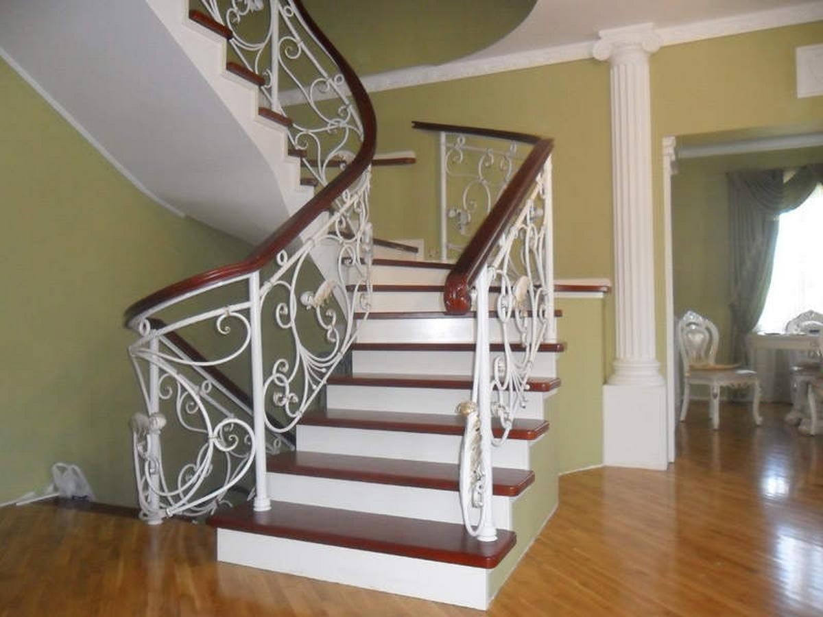 Перила кованые для лестницы в доме Краснодар Крым